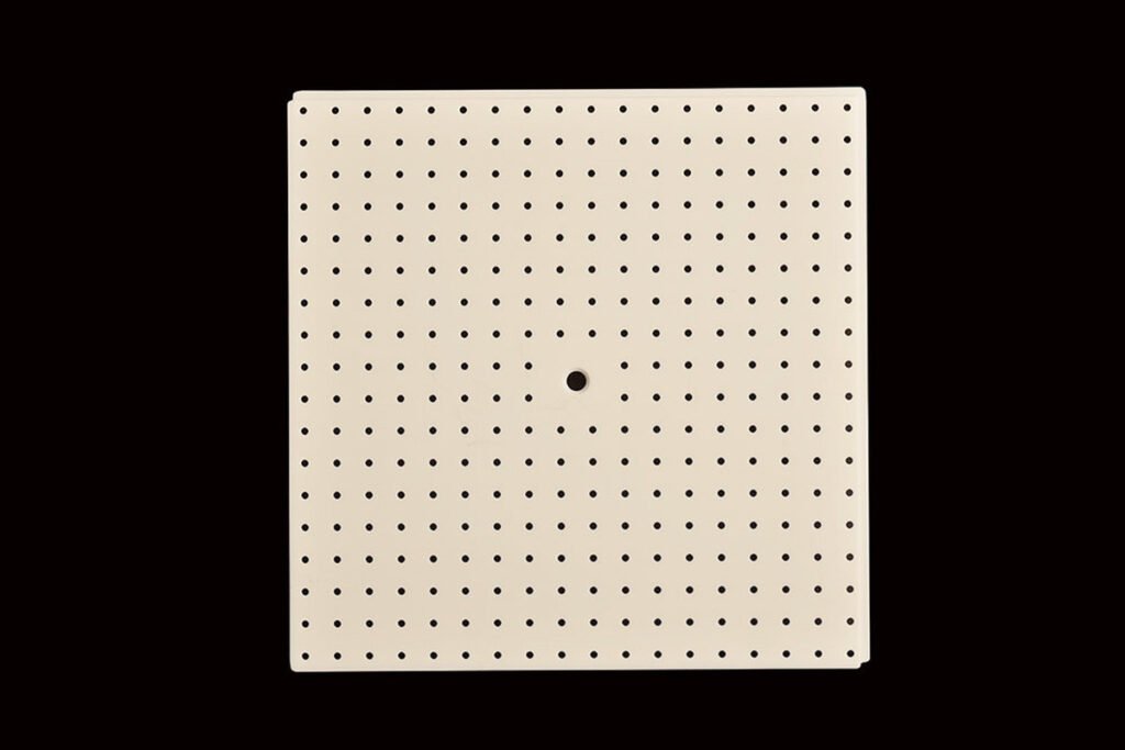Perforated alumina plate carrying a close pitch hole array