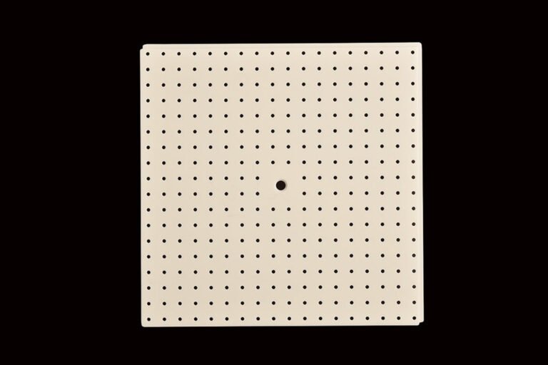 Perforated alumina substrate plate with a close-pitch hole array